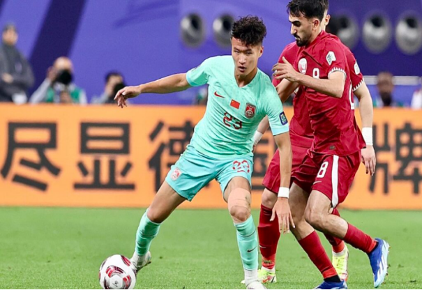 中国队在《2023年亚洲杯》小组赛面临淘汰风险，0-1不敌卡塔尔